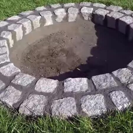 Ohnisko vyrobené z kamenných blokov v záhrade