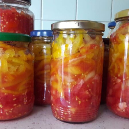 Domáce lečo v zaváraninových pohároch, pripravené na zimu.