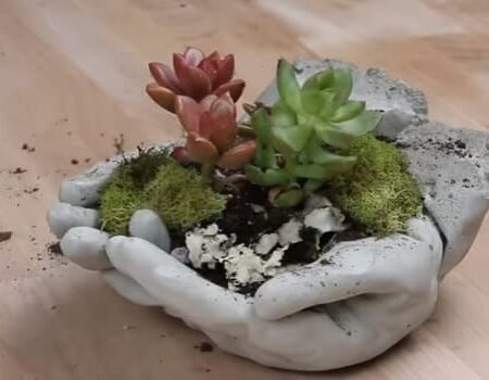 Črepník v tvare rúk: Vyrobte si originálnu dekoráciu