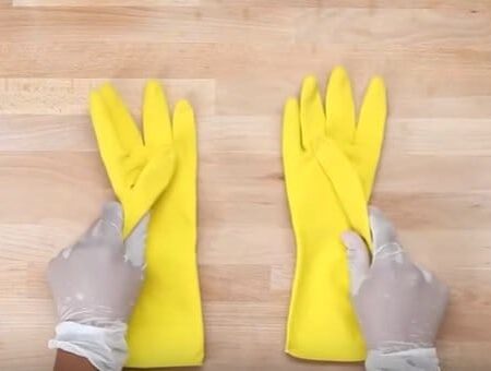 Na výrobu črepníka potrebujeme hrubšie rukavice.