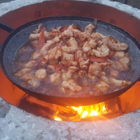 Originálny a jednoduchý vlastný gril. Príprava jedla na jednoduchom záhradnom grile s plameňmi pod panvicou