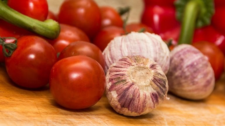 Recept na paradajky s cesnakom – výborný polotovar do gulášov či na pizzu