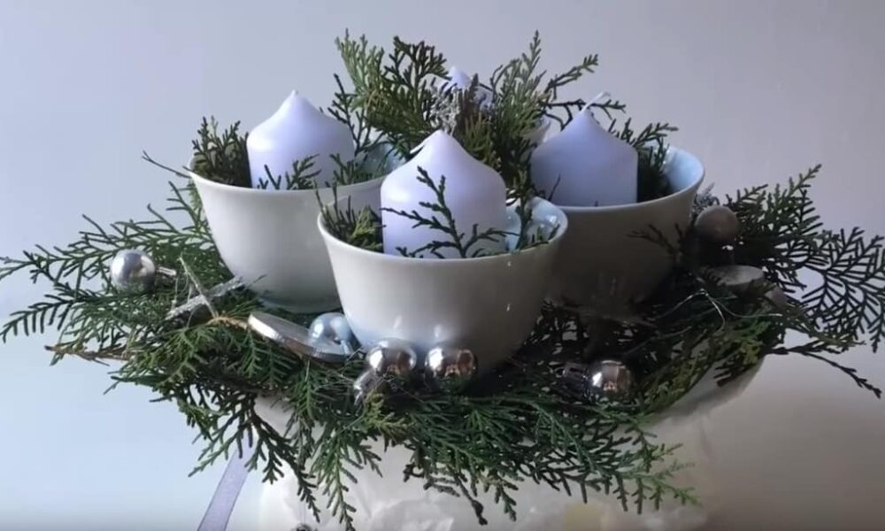 Vyrobte si jednoduchý a pekný adventný veniec zo šálok