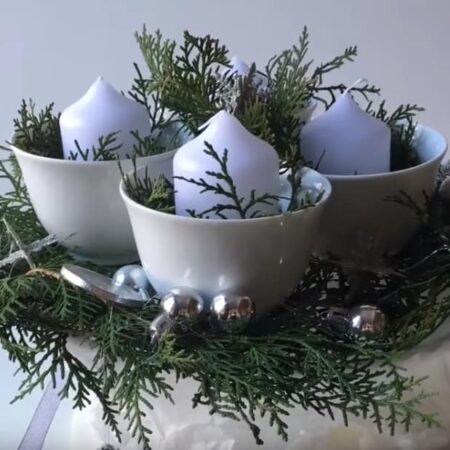 Vyrobte si jednoduchý a pekný adventný veniec zo šálok