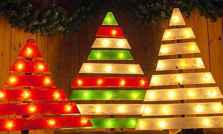 Vianoťný stromček zo starých paliet vie oživiť každý domov.