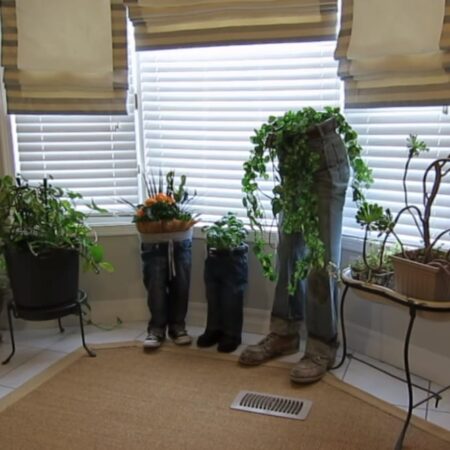 Máte doma niekoľko starých džínsov? Vyskúšajte nasledujúci nápad, ktorým oživíte váš domov. Originálne ľudské kvety sú jednoducho in. 