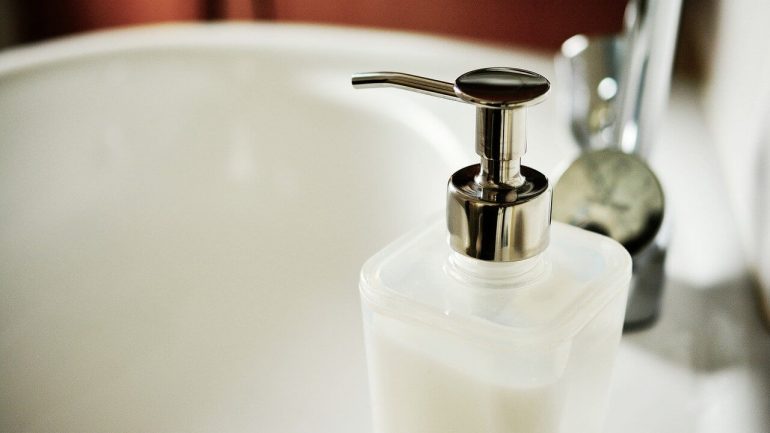 Vyrobte si domáce tekuté antibakteriálne mydlo