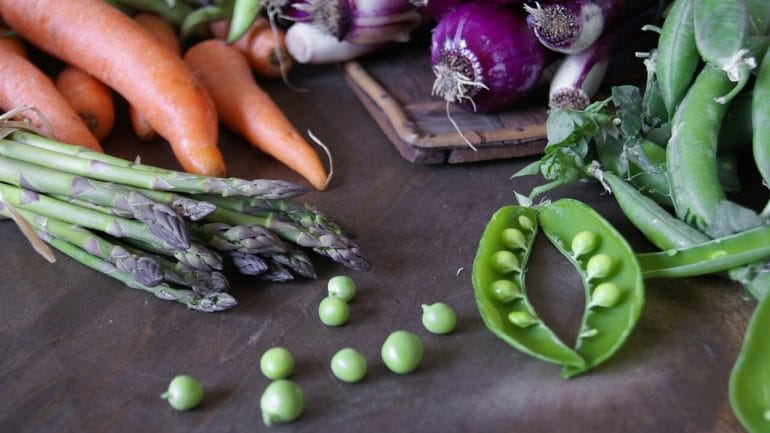 Zelenina pre začiatočníkov, ktorú môžete pestovať v interiéri
