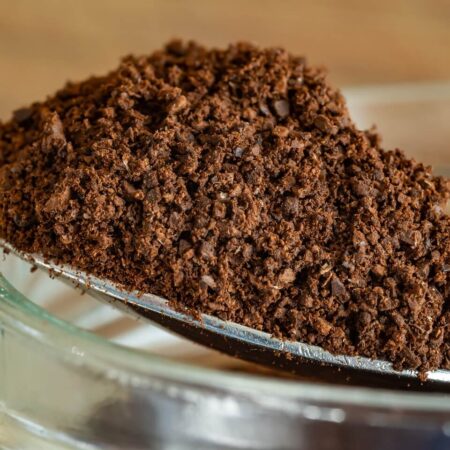 skutočné využitie mletej kávy vo vašej záhrade