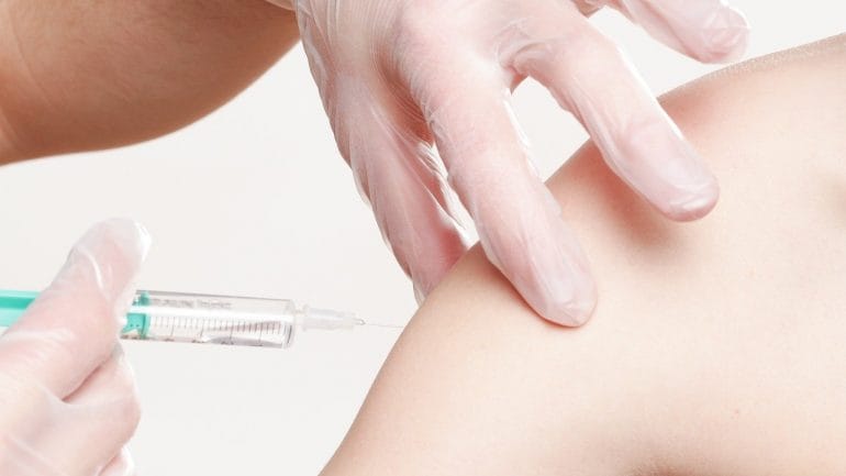 Očkovanie proti COVID-19: Je po podaní vakcíny alkohol nebezpečný?