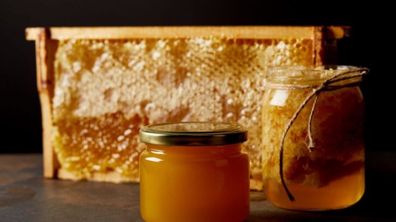 Surový med a prečo by ste ho mali jesť pre naše zdravie