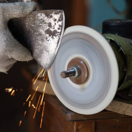 Ako správne nabrúsiť sekeru, zistite tu