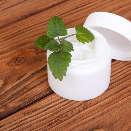 Liečivá masť z mäty piepornej proti bolestiam hlavy