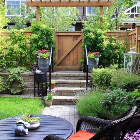 Vhodné tvary a materiály pre malé moderné záhrady