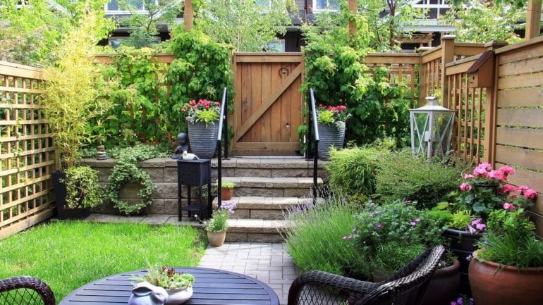 Vhodné tvary a materiály pre malé moderné záhrady