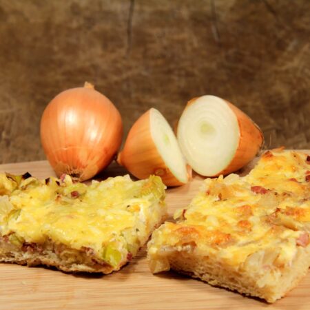 Výborný koláč z jarnej cibuľky