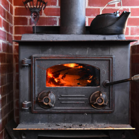 Ako si vybrať kachle na drevo na chatu: Praktický sprievodca