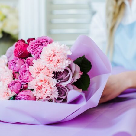 Ako skrášliť baliaci papier na kvety: Tip pre kreatívne darčekové balenie