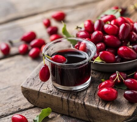 Drieň jedlý a jeho plody na stole na drevenom stole.