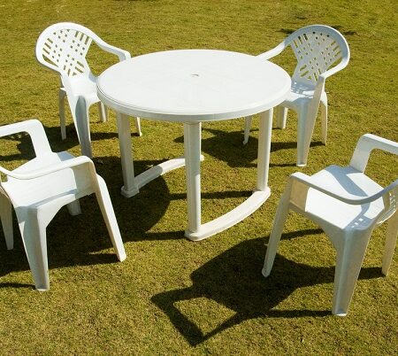 Ako udržať biele záhradné stoličky a stôl žiarivo čisté po celý rok