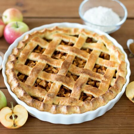 Domáci jablkový koláč s mriežkovou kôrkou, čerstvými jablkami a škoricou