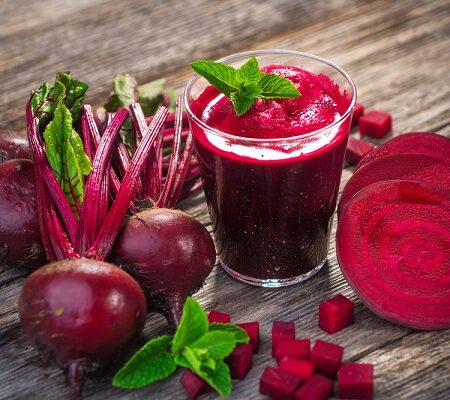 Detoxikácia obličiek. Čerstvá repa a pohár repového lístka s lístkom mäty, ideálne pre detoxikáciu.