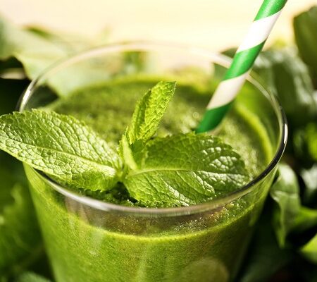 recepty na liečivé nápoje. Zelený liečivý nápoj z čerstvej mäty s listami, pripravený z bylín zo záhrady.