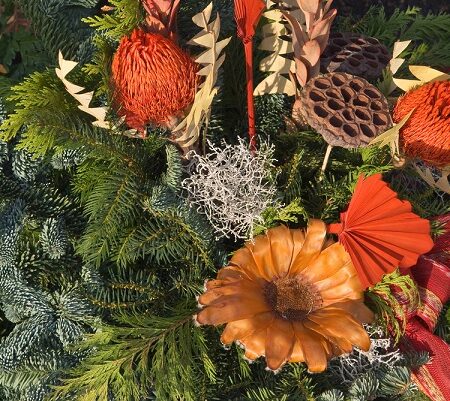 Jesenná hrobová dekorácia s prírodnými prvkami, ako sú šišky, mach, sušené kvety a ihličnanov. Dekorácie na hroby