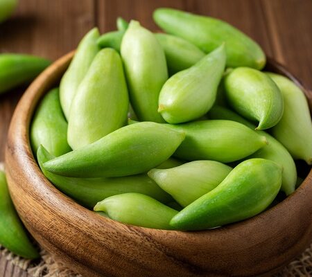 Ako pestovať ačokču? Čerstvé plody ačokče v drevenej miske – zdravá a všestranná zelenina pre vašu záhradu a kuchyňu.