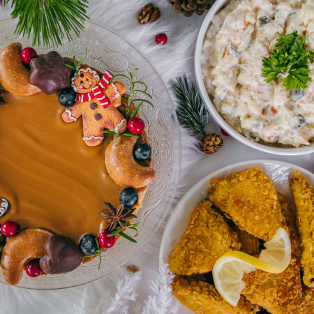 Vyprážaný tofu filet podávaný s chrumkavým šalátom a citrónom patrí medzi netradičné vianočné recepty.