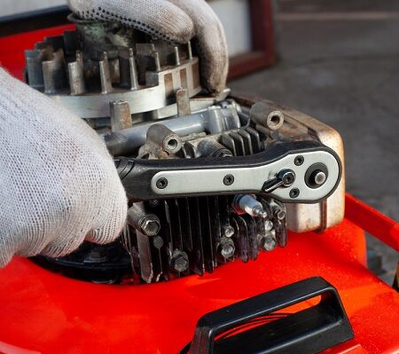 Servis a kontrola záhradnej techniky: Kontrola a oprava motora záhradnej techniky