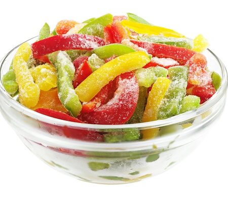 Čerstvé papriky sa dajú aj zmraziť. Farebné nakrájané mrazené papriky v sklenenej miske pripravené na varenie.