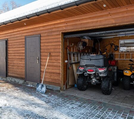 vykurovanie garáže. Drevená garáž so štvorkolkami a náradím počas zimy, ideálne riešenie na uskladnenie a ochranu mrazom.