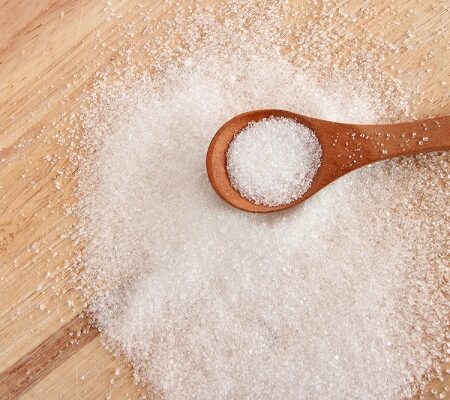 Práškový všestranný bórax s drevenou lyžičkou na drevenom podklade