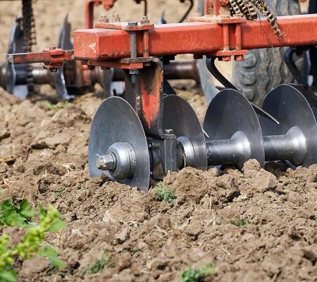 Ako pripraviť pôdu na výsadbu. Poľnohospodársky stroj uvoľňuje a prevzdušňuje záhradnú pôdu pripravenú na výsadbu.