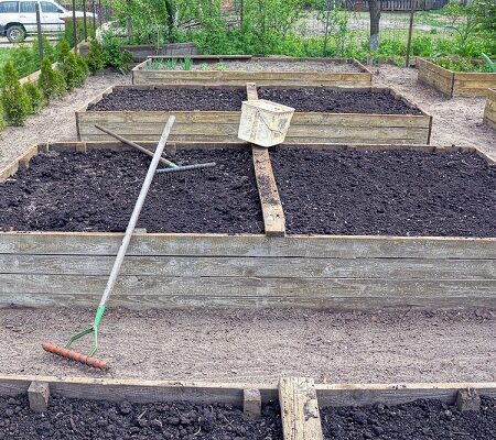Vyvýšená záhradná posteľ pripravená na jar.