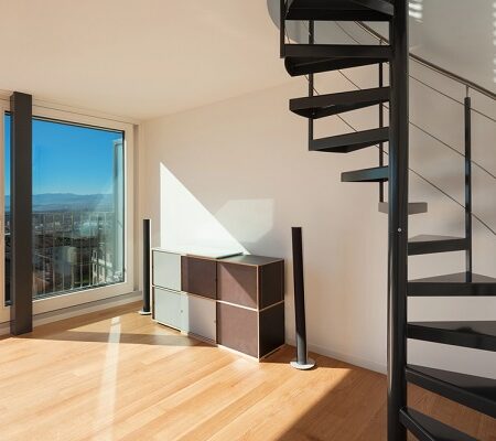 Elegantné točité schody v presvetlenom interiéri: Dizajnové kovové točité schody, ktoré spájajú estetiku s praktickosťou v modernom dome.