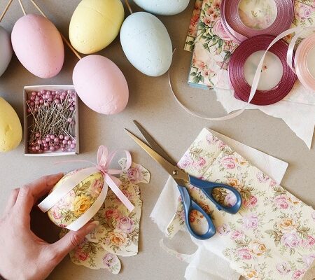 Veľkonočné dekorácie: Výroba veľkonočných dekorácií s dekupážou a pastelovými vajíčkami