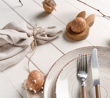 Rustikálne prestieranie na Veľkú noc so zaviazaným látkovým obrúskom