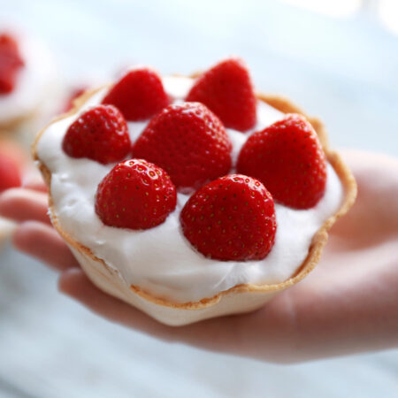 recepty z jahôd: Domáci košíček s čerstvými jahodami a šľahačkovým krémom v krehkom ceste