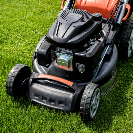 Záhradná technika, kosačka na upravenom trávniku – záhradná technika na efektívne kosenie
