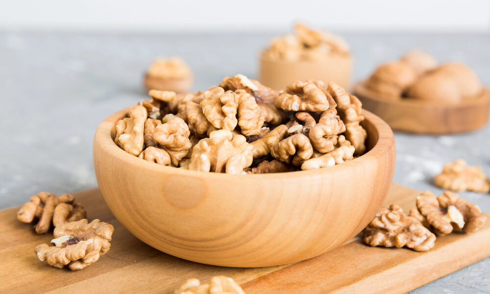 Drevená miska plná vlašských orechov – benefity vlašských orechov v každodennej strave.