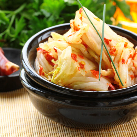 Tradičné kórejské kimči z pekinskej kapusty s chilli paprikou v keramickej miske.