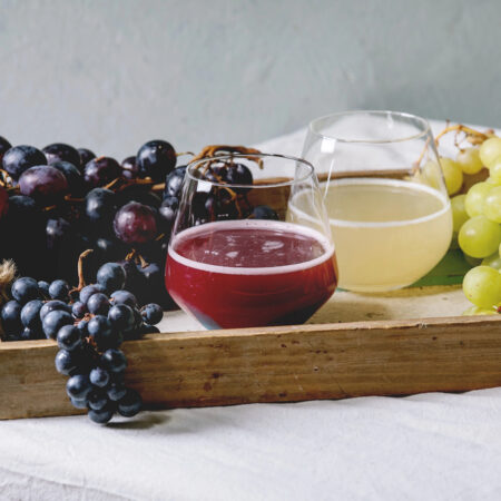 Pravý burčiak pripravený na ochutnávku – typický jesenný nápoj zo slovenských viníc.