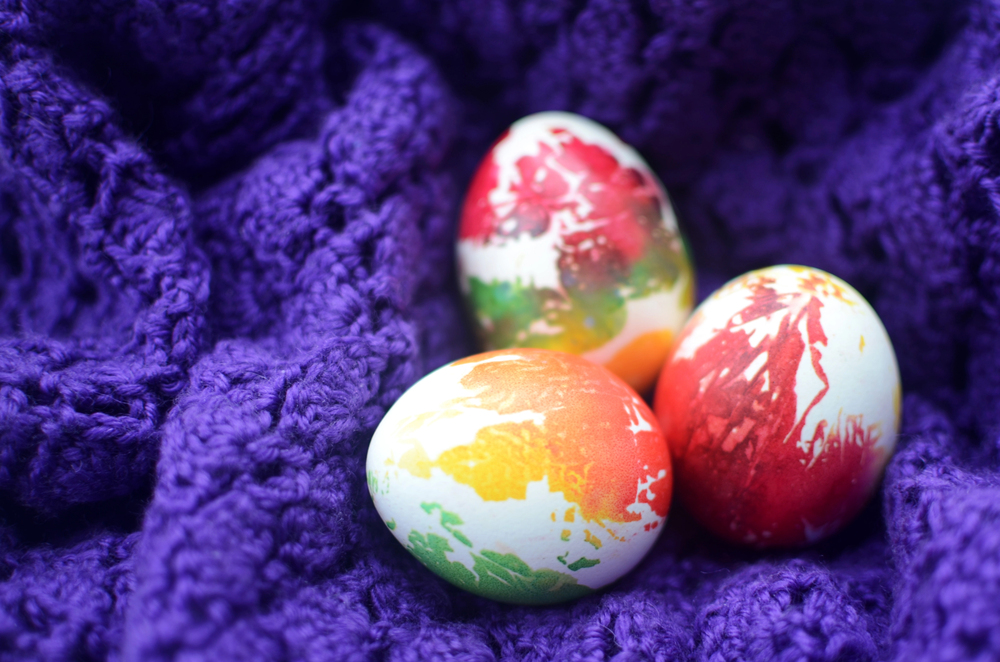 Farebné veľkonočné vajíčka s mramorovým efektom, ktoré vznikajú jednoduchou technikou s olejom a farbou, patria medzi trendy spôsoby zdobenia na Veľkú noc.