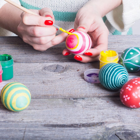 Farbenie veľkonočných vajíčok ručne štetcom s farebnými vzormi