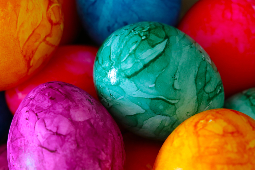 Mramorové farbenie veľkonočných vajíčok v pestrých farbách