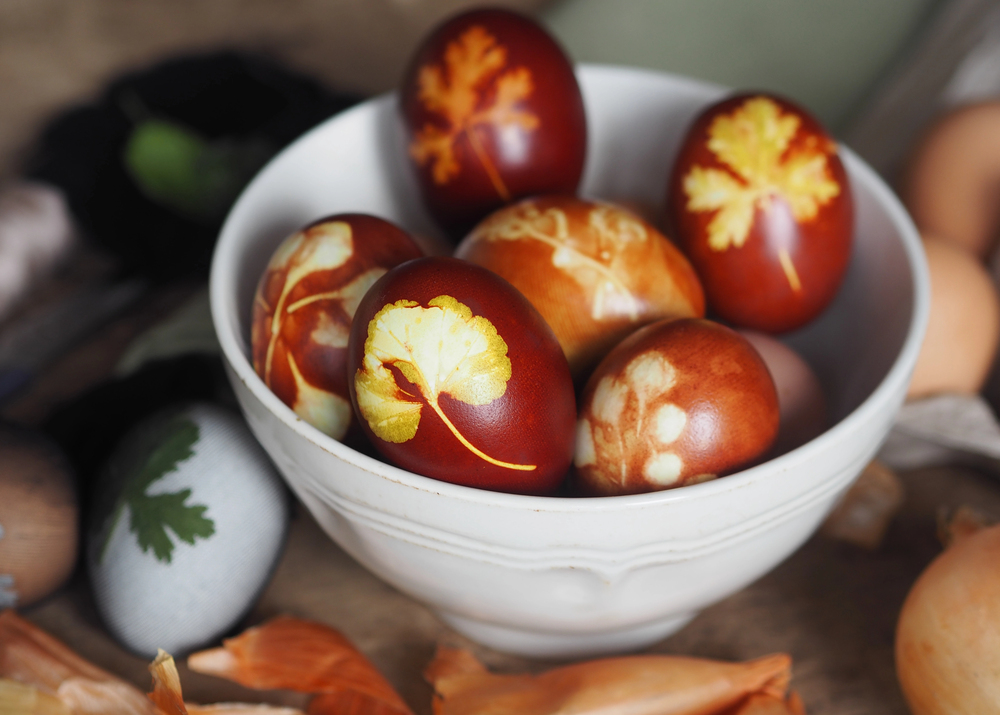 Prírodné farbenie veľkonočných vajíčok pomocou listov a cibuľových šupiek