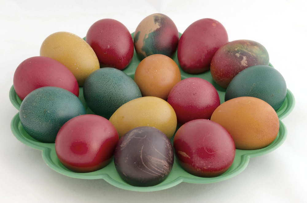 Farebné veľkonočné vajíčka s mramorovým efektom, ktoré vznikajú jednoduchou technikou s olejom a farbou, patria medzi trendy spôsoby zdobenia na Veľkú noc.