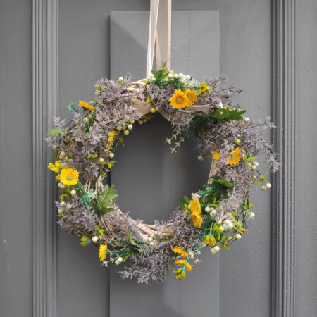 Tipy na jarné vence, Jarný veniec z prírodných vetvičiek a žltých kvetov zavesený na sivých vchodových dverách
